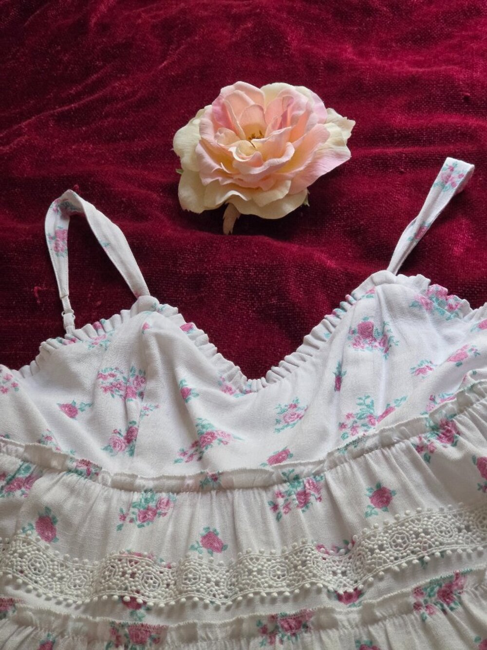 Floral White and Pink Tiered Sundress with Lace Trim - Picture 4 of 6